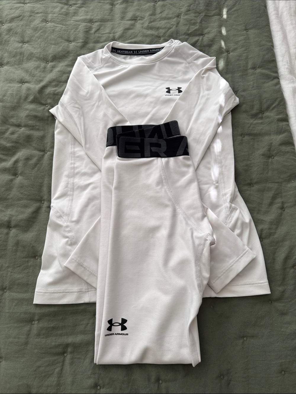 Under Armour Youth White Long Sleeve Performance base layer set